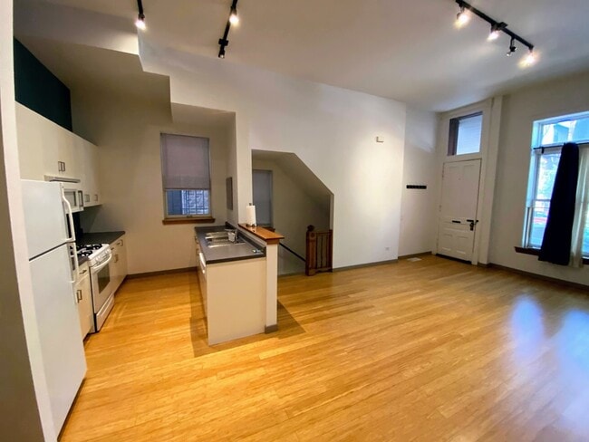 Building Photo - 842 N Wolcott Ave
