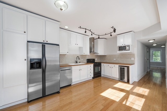 Building Photo - 3216 W Berteau Ave