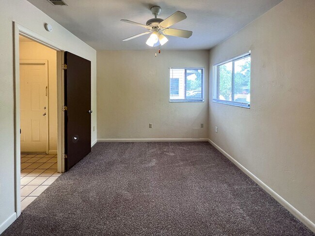Foto del edificio - 2/2 Flat in Napier Oaks available August 1!