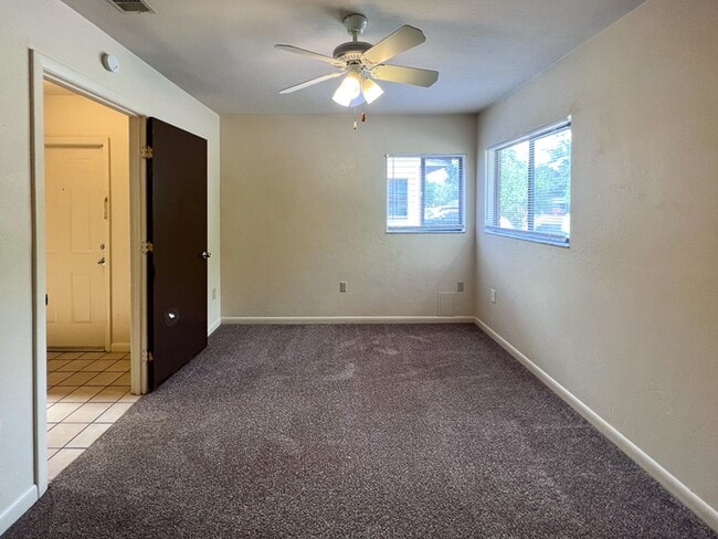 Building Photo - 2/2 Flat in Napier Oaks available Early August!
