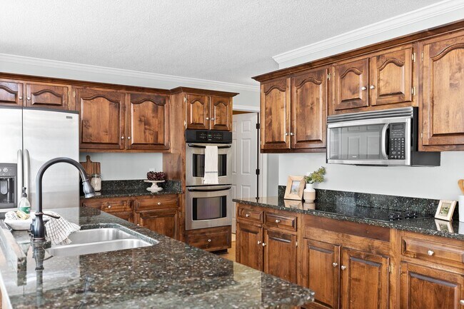 Foto del edificio - 4 bedroom 2.5 bath house with lawncare, internet and security system included