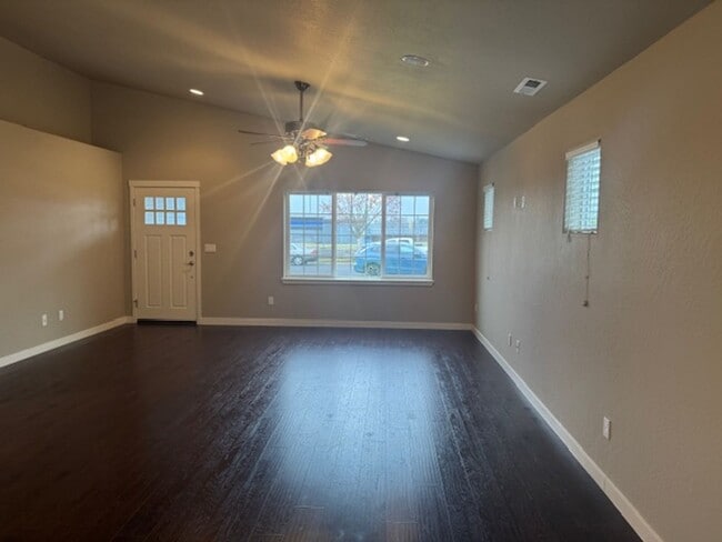 Foto del edificio - CUSTOM 3 BEDROOM, 2 BATH HOME NEAR SOUTH MEDFORD HIGH SCHOOL