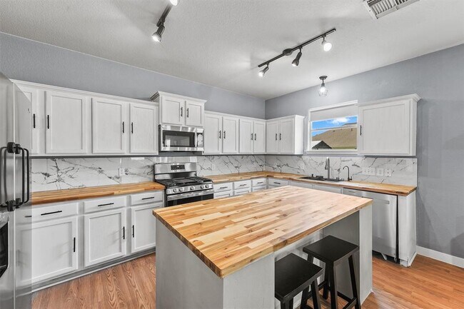 Building Photo - 6131 Wilcox Point Dr