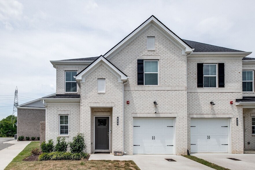 Foto principal - 204 Douglas Bend Rd