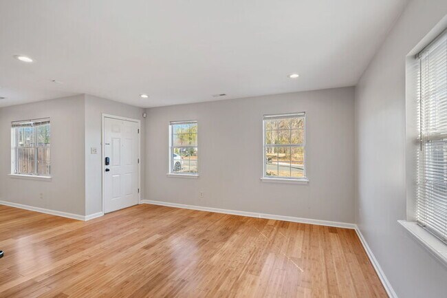Building Photo - 1112 Belmont Ave