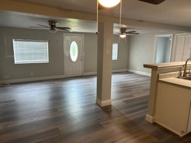 Building Photo - 3 bdrm/2 bath home available immediately!
