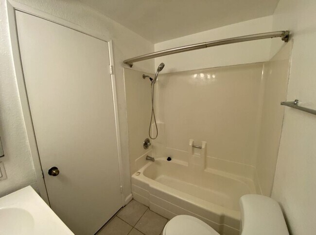 Building Photo - 3 Bed 2 Bath condo with a large master loft style bedroom