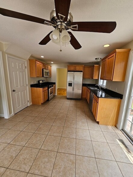 Building Photo - 61 Lawe St