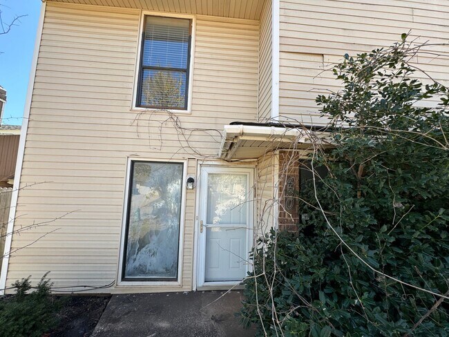 Building Photo - 3 bedroom 2 bath townhome for rent in NE OK