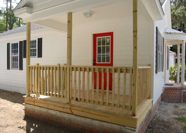 Beautiful covered side deck - 1207 N Oak St