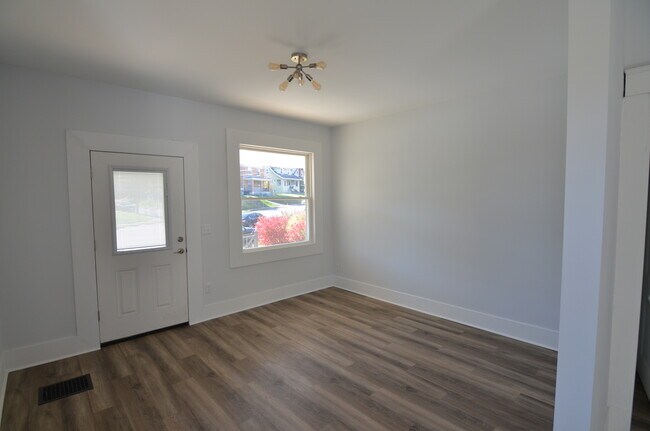 Building Photo - 2752 Madison Rd