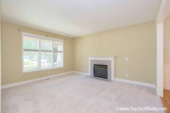 Foto del edificio - Beautiful 4 BD | 2.5 BA + Bonus Room | A/C | Amazing Backyard | Great Location