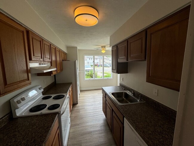 Foto del edificio - Beautiful townhome convenient to schools, ...