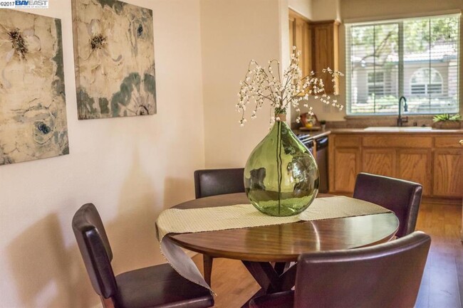 Foto del edificio - Wonderful Creekside Livermore Townhome