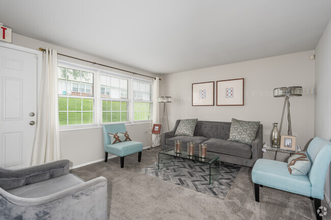 2BR, 1BA - 775SF - Living Room - Waters Edge Townhomes