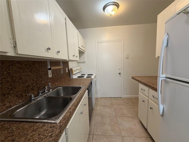 Building Photo - 2151 NE 68th St