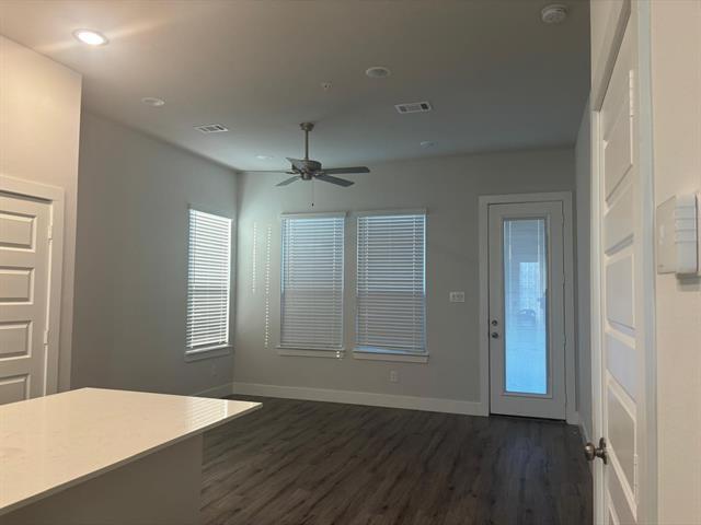 Foto del edificio - 825 W Mayfield Rd