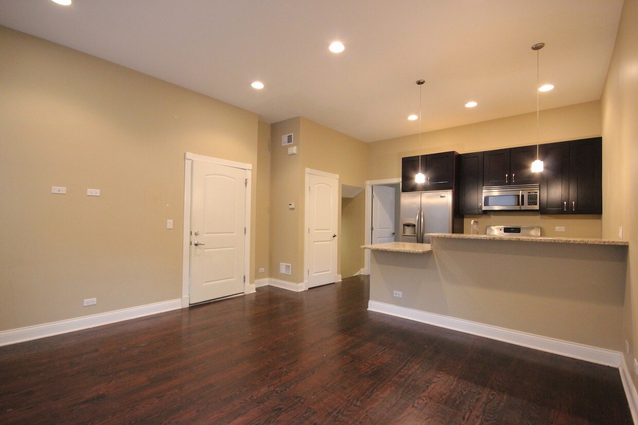 Primary Photo - 2454 W Wabansia Ave