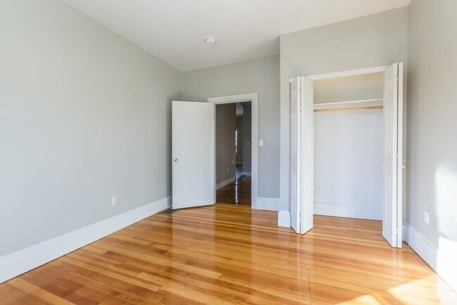 Building Photo - 464 Cabot St