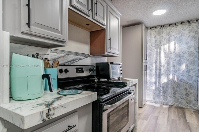 Foto del edificio - 3400 Blue Lake Dr