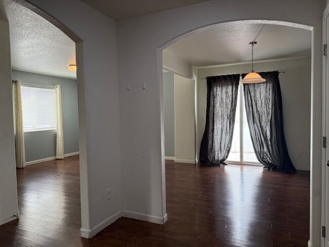 Building Photo - House For Lease