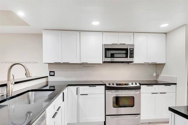 Building Photo - 4262 SW 70th Terrace