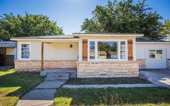 Building Photo - Great 3 Bedroom 1 bathroom house with lots...