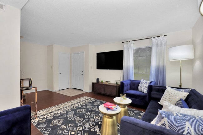 Building Photo - The Estates At Lafayette Square