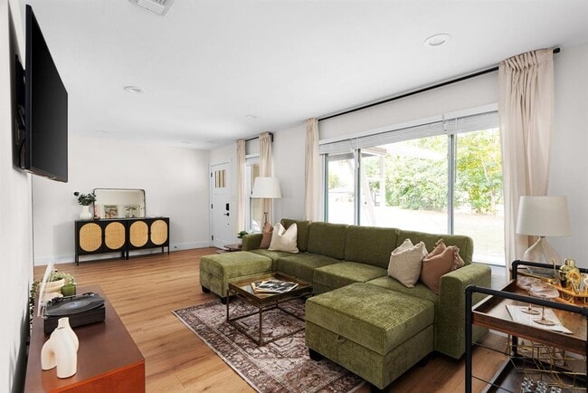 Foto del edificio - 8814 Laverty Pl