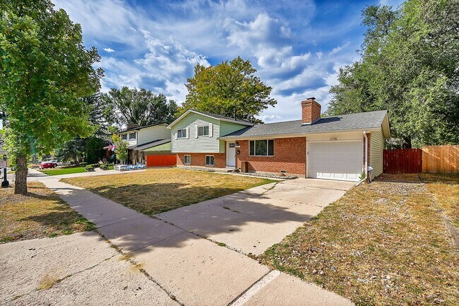 Building Photo - Charming Home Just East of Downtown!