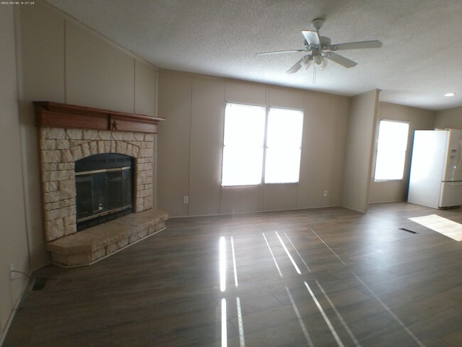 Building Photo - Spacious 4-Bedroom Home in Convenient Loca...