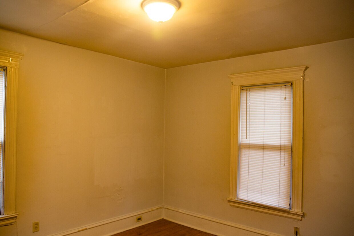 Primary Photo - AMAZING LOCATION- 5 Bedroom 2 Bathroom Hou...