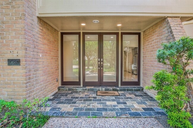 Photo - 15607 Memorial Dr Apartment