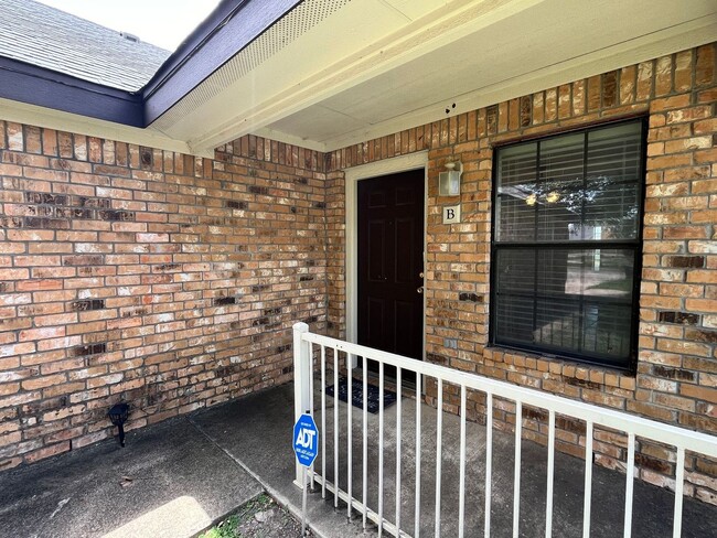 Foto del edificio - 5102 Heather Ln