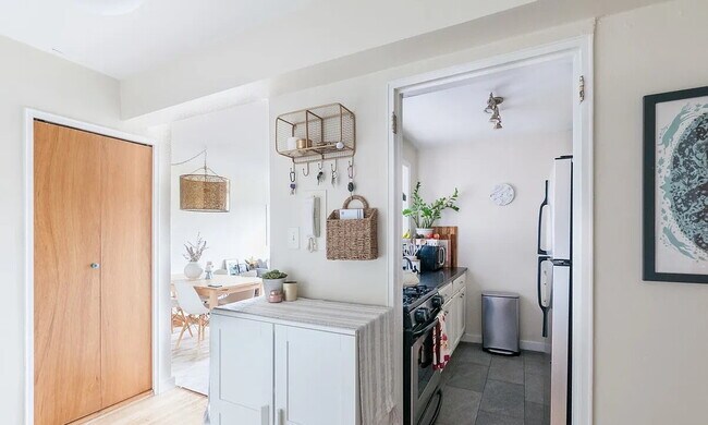 Foto del edificio - Spacious and sunny top-floor one bedroom one bathroom