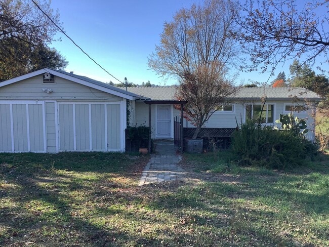 Building Photo - 2 bed, 2 bath Country Property