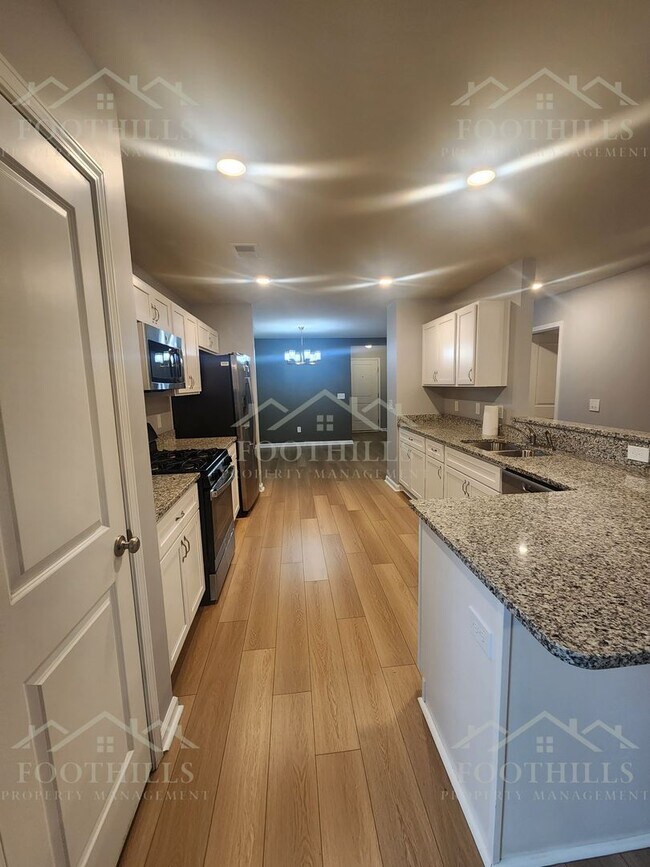 Building Photo - 18 Chalet Ct