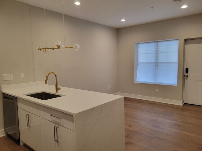 Foto del edificio - Brand New Constructed 3 BR/3 BA Apartment ...