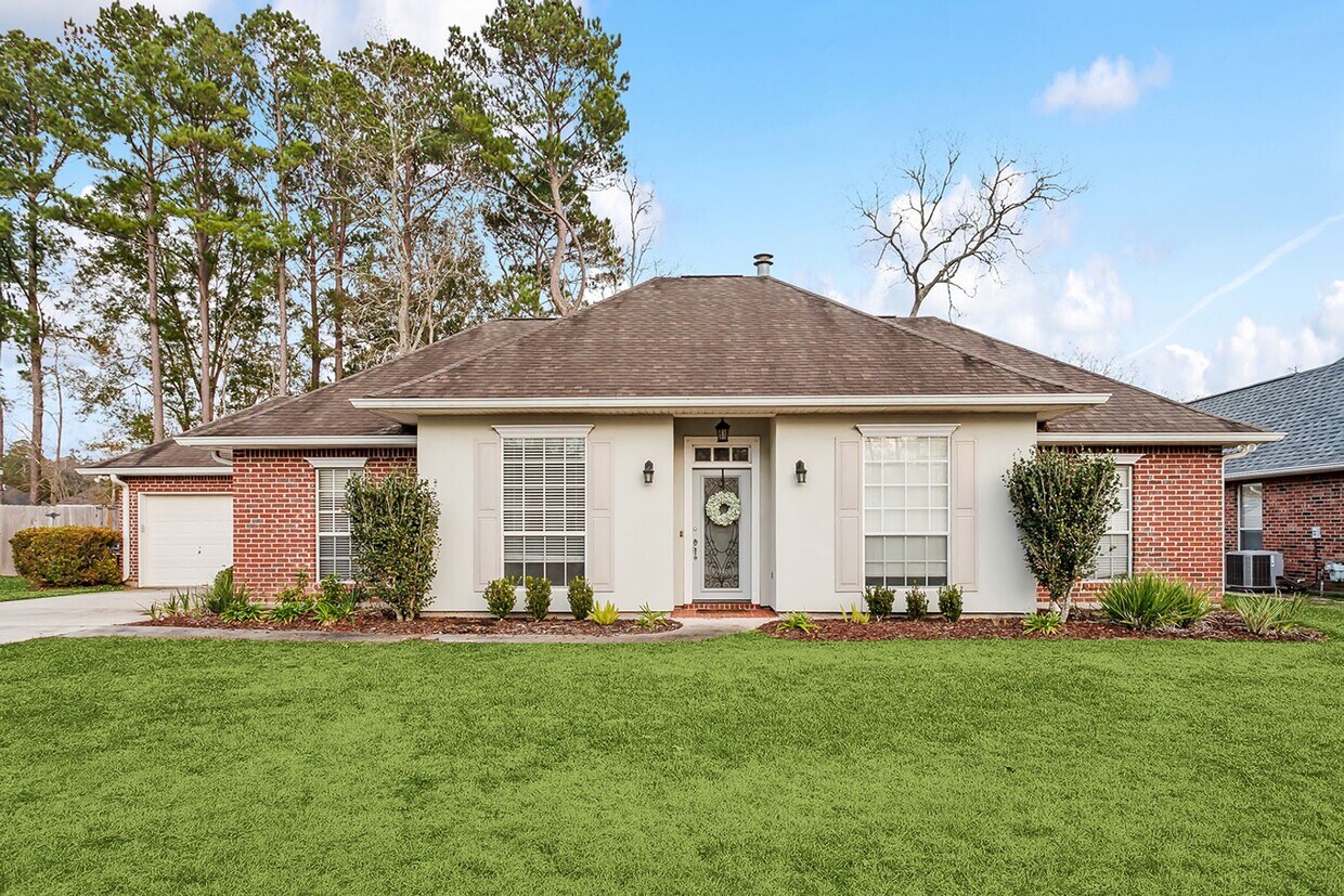 Primary Photo - Gorgeous 3 Bed/ 2 Bath Single- Family Home