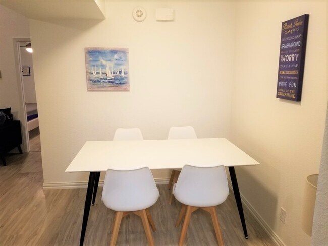 Foto del edificio - 6646 E Lovers Ln