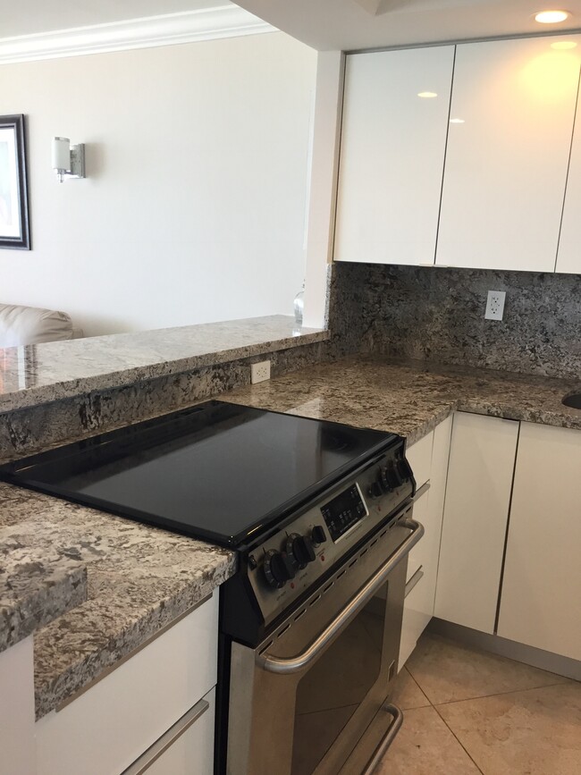 Foto del edificio - 3180 S Ocean Dr