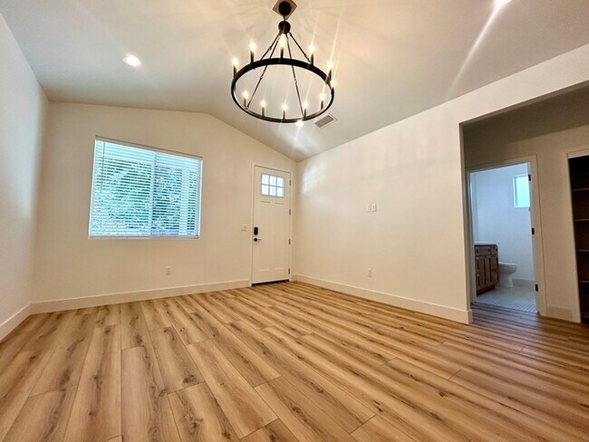 Foto del edificio - Beautiful 2bd/1ba 900 sq. ft. ADU in Roseville! Own private driveway! SOLAR!