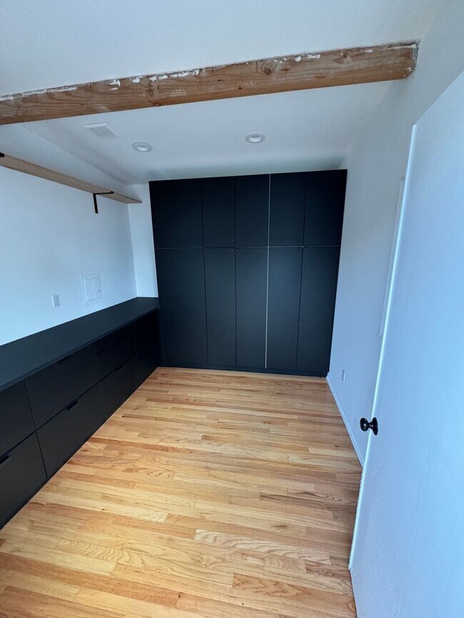 Foto del edificio - Beautifully remodeled 4 bedroom with ADU! PVT backyard, garage pets ok!