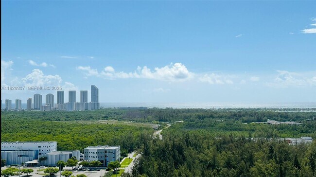 Foto del edificio - 14951 Royal Oaks Ln