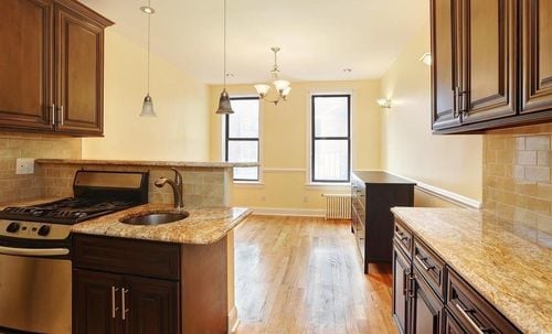 Building Photo - 61 Monroe St