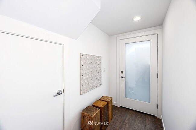 Building Photo - Ballard Townhome - Luxury and Location!