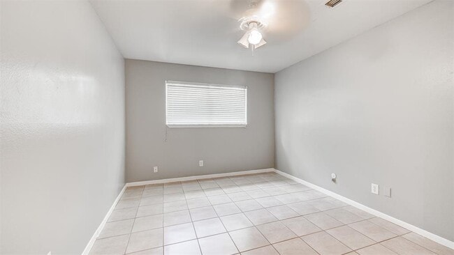 Building Photo - 17815 Windy Point Dr