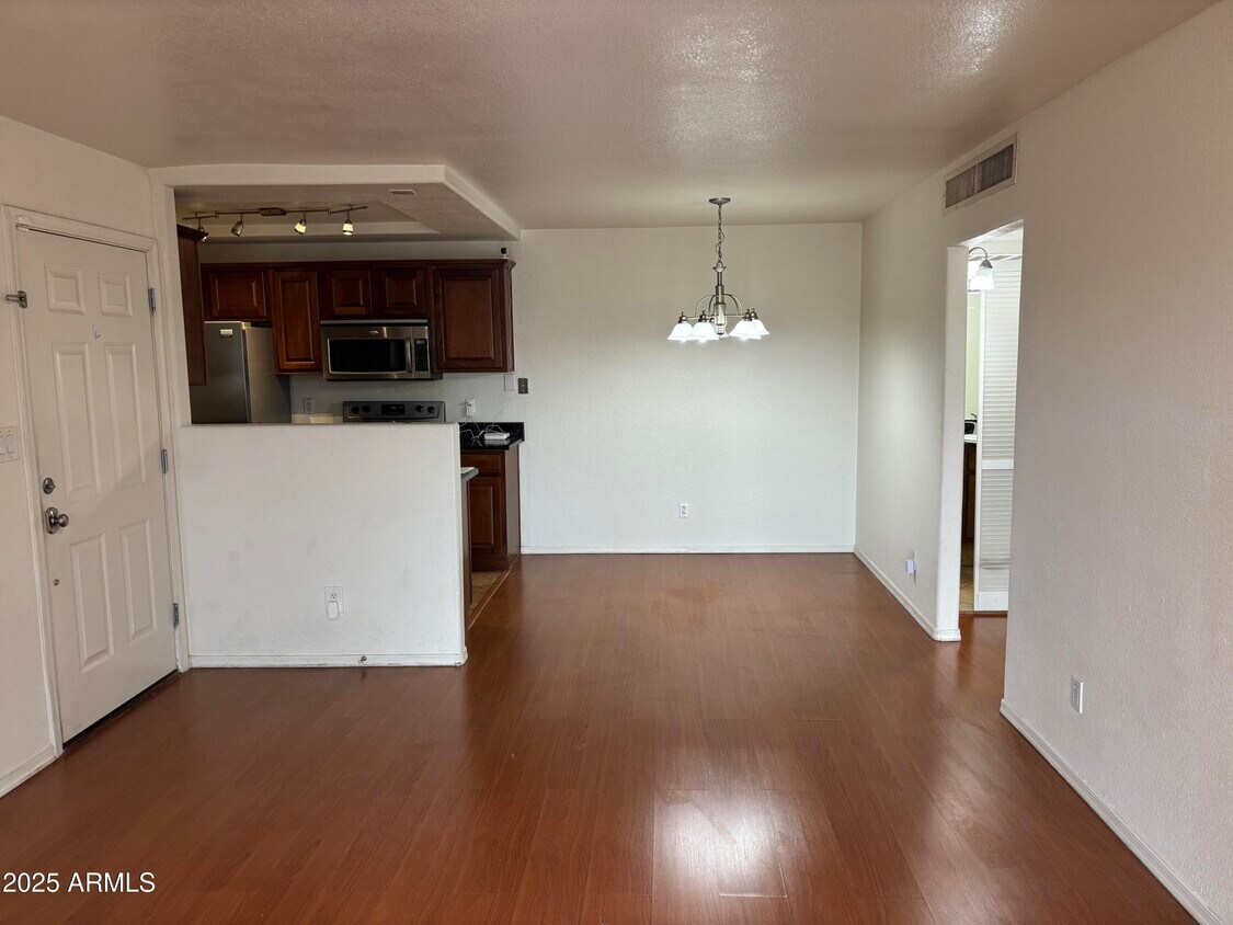 Foto principal - 2121 W Royal Palm Rd