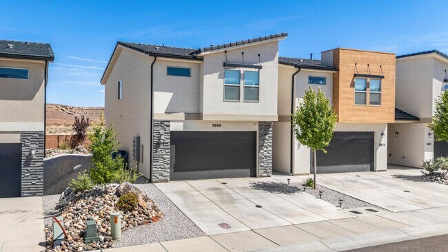 Foto del edificio - Stunning End-Unit in South Desert Townhomes