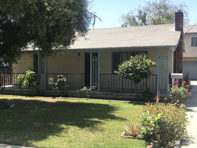 Street View, Front Door and Front Porch - 330 W Bencamp St